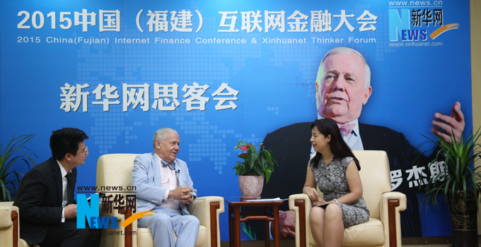 羅杰斯接受新華網(wǎng)思客專訪。
