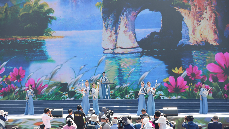 花語湖畔、香動凌源 女子水晶樂坊亮相第五屆中國凌源百合節(jié)