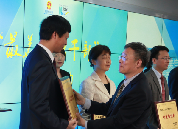 國(guó)家信訪局黨組成員、副局長(zhǎng)李皋為獲獎(jiǎng)?wù)哳C獎(jiǎng)