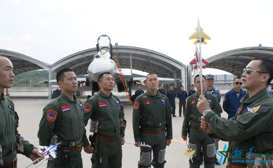 ↑海軍某艦載航空兵部隊(duì)部隊(duì)長(zhǎng)戴明盟帶領(lǐng)飛行員進(jìn)行地面模擬訓(xùn)練。