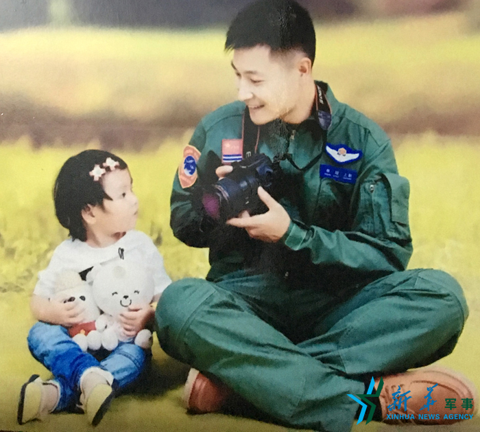 ↑資料圖片：被選為艦載戰(zhàn)斗機(jī)飛行員的張超與女兒合影。