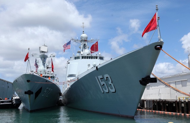 停泊珍珠港碼頭的中國海軍艦艇編隊導彈驅逐艦西安艦（右）和導彈護衛(wèi)艦衡水艦。
