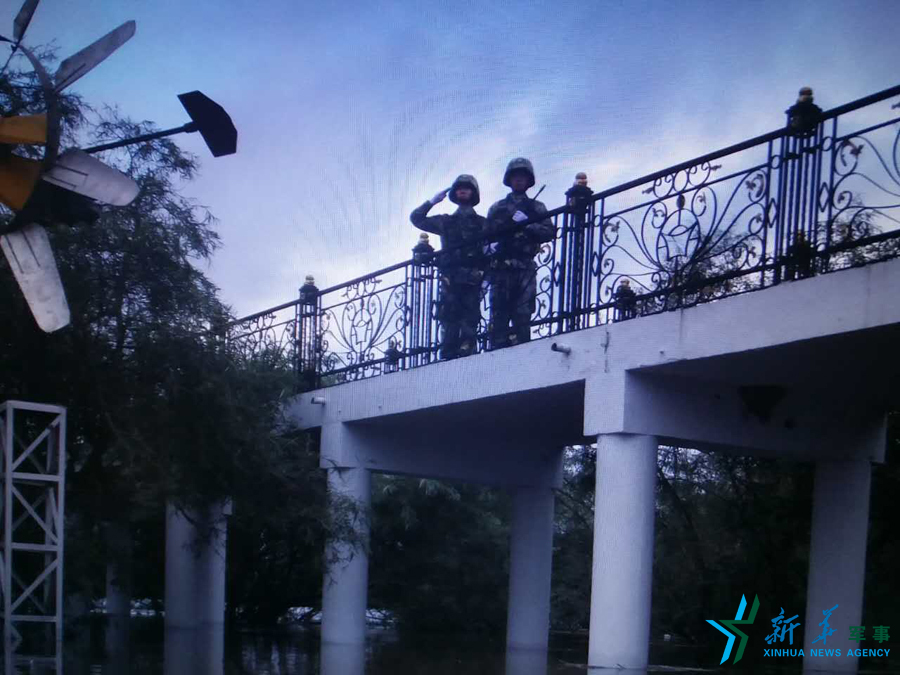 ↑中秋佳節(jié)，珍寶島的官兵在洪水中的堅守。