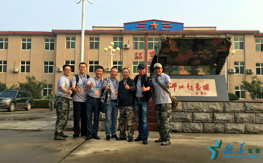 ↑“我們的長征在路上”網(wǎng)絡(luò)名人在“平江起義團(tuán)”，為這支成為中國陸軍第一支信息化部隊(duì)點(diǎn)贊。
