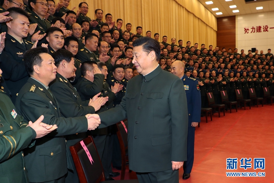 1月23日，習(xí)近平專程來(lái)到陸軍第65集團(tuán)軍，深入基層連隊(duì)，看望慰問(wèn)官兵，代表黨中央和中央軍委，向全軍指戰(zhàn)員、武警部隊(duì)官兵、民兵預(yù)備役人員致以誠(chéng)摯問(wèn)候和新春祝福。這是習(xí)近平親切接見(jiàn)駐張家口部隊(duì)師以上領(lǐng)導(dǎo)干部和團(tuán)級(jí)單位主官。新華社記者李剛攝