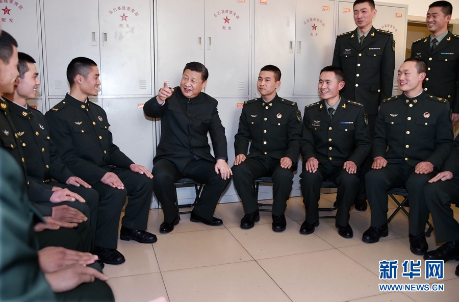 1月23日，習(xí)近平專程來(lái)到陸軍第65集團(tuán)軍，深入基層連隊(duì)，看望慰問(wèn)官兵，代表黨中央和中央軍委，向全軍指戰(zhàn)員、武警部隊(duì)官兵、民兵預(yù)備役人員致以誠(chéng)摯問(wèn)候和新春祝福。這是習(xí)近平在該集團(tuán)軍“大功三連”同官兵親切交談。新華社記者李剛攝