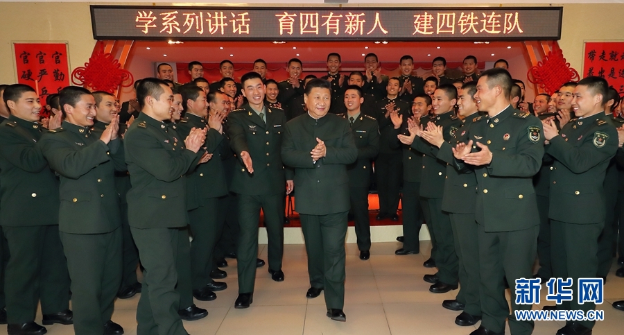 1月23日，習(xí)近平專程來(lái)到陸軍第65集團(tuán)軍，深入基層連隊(duì)，看望慰問(wèn)官兵，代表黨中央和中央軍委，向全軍指戰(zhàn)員、武警部隊(duì)官兵、民兵預(yù)備役人員致以誠(chéng)摯問(wèn)候和新春祝福。這是習(xí)近平在該集團(tuán)軍“大功三連”同官兵在一起。新華社記者李剛攝