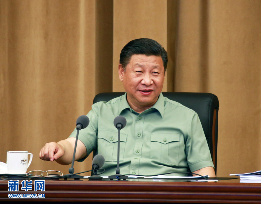 5月24日，中共中央總書記、國(guó)家主席、中央軍委主席習(xí)近平視察海軍機(jī)關(guān)，親切接見(jiàn)海軍第十二次黨代會(huì)全體代表和海軍機(jī)關(guān)正師職以上領(lǐng)導(dǎo)干部。這是習(xí)近平聽(tīng)取海軍工作匯報(bào)后發(fā)表重要講話。 新華社記者 查春明 攝 