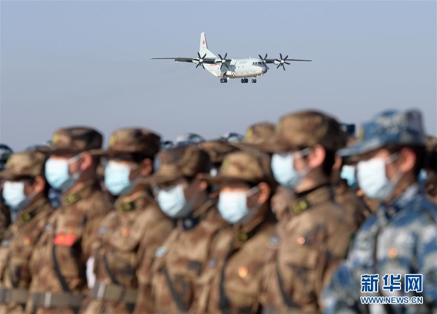 （聚焦疫情防控·圖文互動(dòng)）（1）空軍第四次向武漢大規(guī)?？者\(yùn)醫(yī)療隊(duì)員和物資