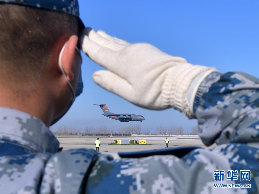 （聚焦疫情防控·圖文互動(dòng)）（3）空軍第四次向武漢大規(guī)?？者\(yùn)醫(yī)療隊(duì)員和物資