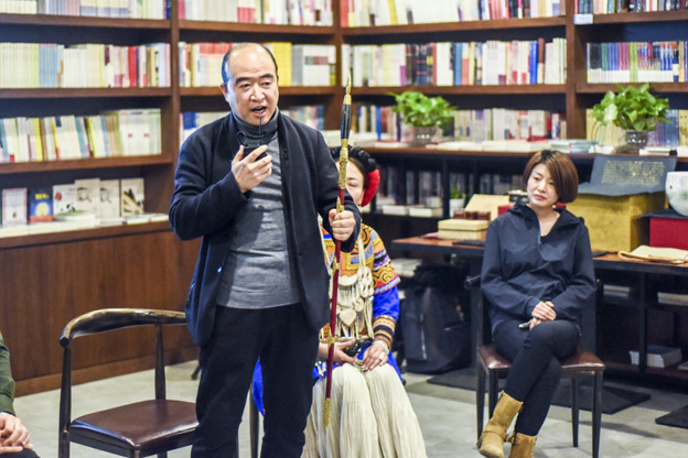 劉文濤：通過對每件兵器的復制，我們了解兵器造型與兵器制作的手藝，實現(xiàn)與古人的對話。