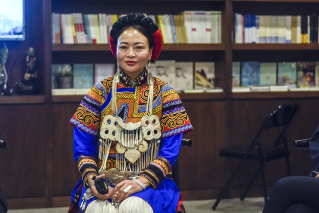 阿牛阿呷：對彝族姑娘來說，胎教就是彝族的刺繡文化，但是當我們走出來，我們覺得我們對其他支系的服飾知識了解太少了，需要學習的很多，所以開辦了這個專業(yè)。