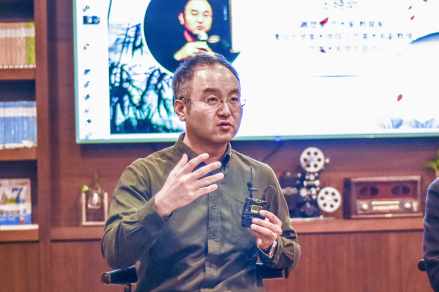 王曉昕：語言問題其實是非遺傳承所面臨的一個普遍問題。非遺傳承人可能有很好的技藝，但是因為語言問題沒有辦法與外面的人交流，就失去了傳承的機會。