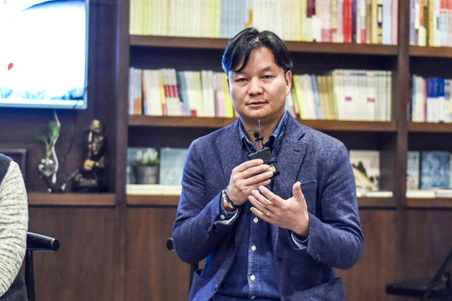 丁大為：烏銅走銀有三百年的歷史了，是云南地區(qū)獨有的技藝。這門技藝入門大概需要3年，學成需要20年。用語言去表達它其實是很難的。