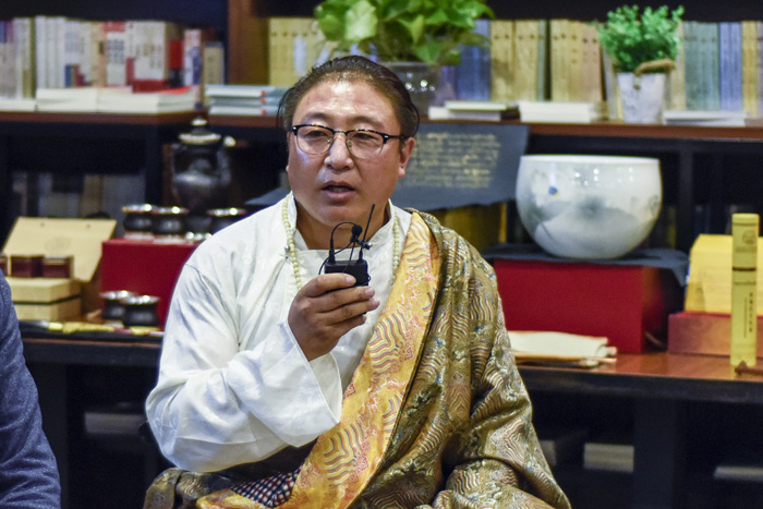 安久·白瑪群加：絕對不能為了錢做手藝的傳承人，傳承手藝是因為我們有傳承民族特色文化的責(zé)任，要時刻謹(jǐn)記這一份責(zé)任。