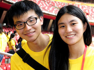 2013年"中國(guó)尋根之旅"夏令營(yíng)營(yíng)員們參觀“鳥(niǎo)巢”