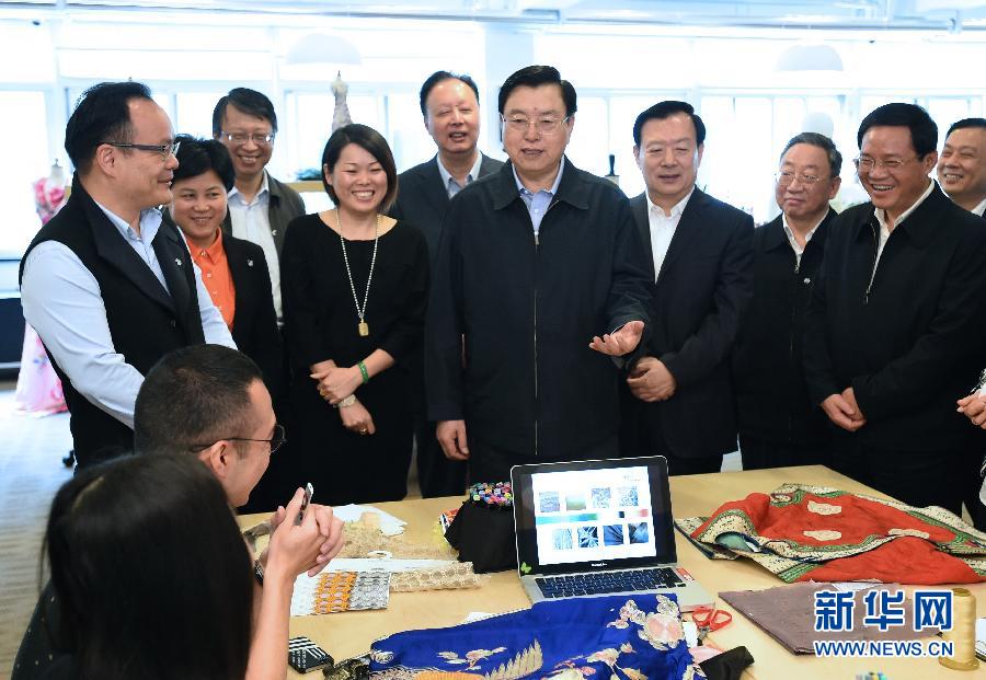5月8日至11日，中共中央政治局常委、全國(guó)人大常委會(huì)委員長(zhǎng)張德江在浙江調(diào)研。這是5月9日，張德江來(lái)到位于嘉興市的雅瑩服裝有限公司，了解公司的服裝設(shè)計(jì)、生產(chǎn)和銷售情況。新華社記者 馬占成 攝 