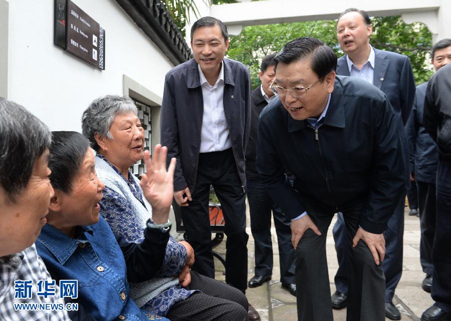 這是5月10日，張德江來(lái)到杭州市小營(yíng)街道調(diào)研，并與市民親切交談。新華社記者 馬占成 攝 