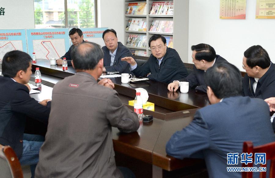 這是5月9日，張德江到湖州市妙西鎮(zhèn)調(diào)研，與基層人大代表座談。新華社記者 馬占成 攝 