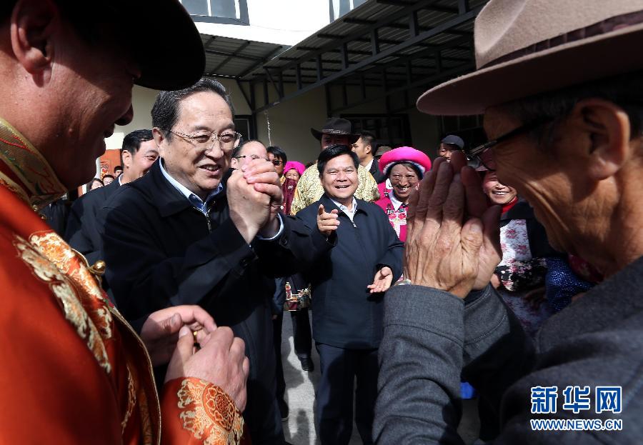 這是5月16日，俞正聲在香格里拉縣建塘鎮(zhèn)金龍社區(qū)與居民們親切交談。 新華社記者 劉衛(wèi)兵 攝
