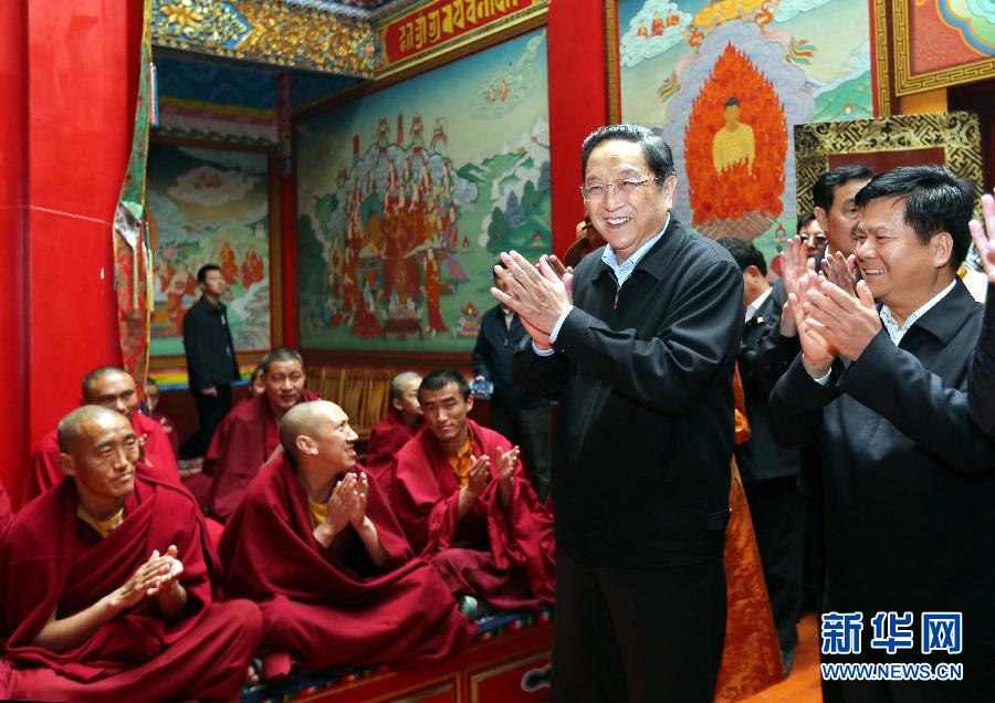 這是5月16日，俞正聲在云南佛學(xué)院迪慶藏傳佛教分院看望宗教界人士。 新華社記者 劉衛(wèi)兵 攝