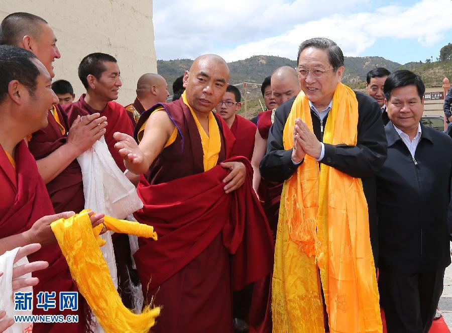 這是5月16日，俞正聲在松贊林寺看望宗教界人士。 新華社記者 劉衛(wèi)兵 攝
