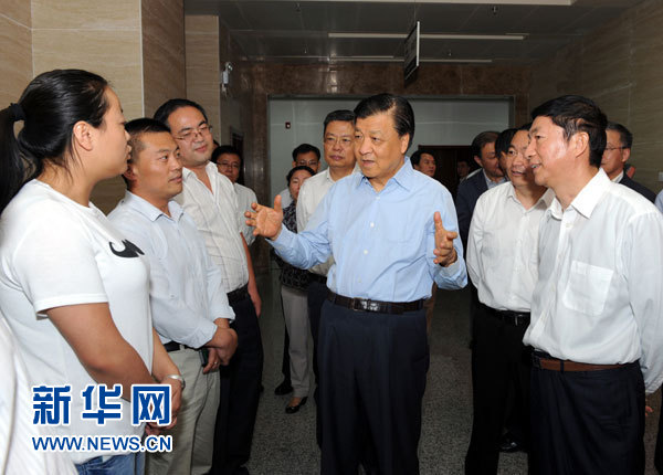 這是7月18日，劉云山在青海省政府行政服務(wù)和公共資源交易中心調(diào)研。新華社記者 饒愛民 攝