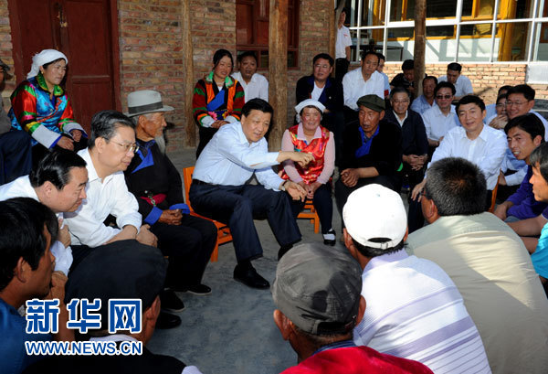 這是7月17日，劉云山在海東市互助土族自治縣東山鄉(xiāng)白牙合村同基層干部群眾座談。新華社記者 饒愛民 攝 