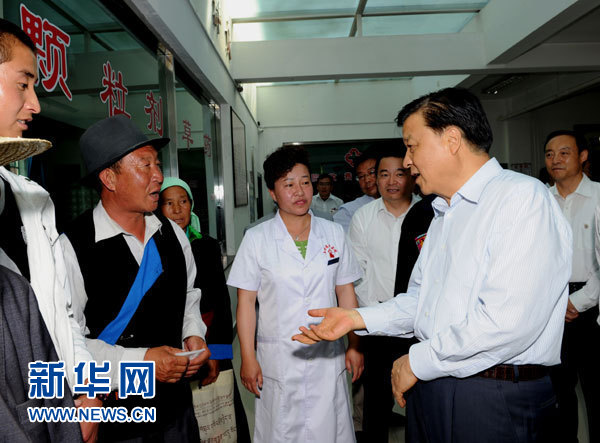 這是7月17日，劉云山在海東市互助土族自治縣中醫(yī)院調(diào)研。新華社記者 饒愛民 攝