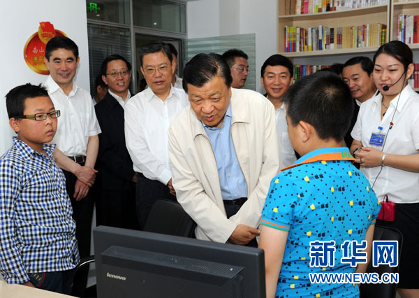 7月17日至19日，中共中央政治局常委、中央書記處書記劉云山在青海調(diào)研。這是7月18日，劉云山在西寧市南山西社區(qū)調(diào)研。 新華社記者饒愛民 攝