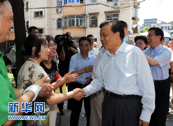 這是7月22日，劉云山在上海市普陀區(qū)桃浦鎮(zhèn)蓮花公寓居委會調研時同社區(qū)居民親切握手。新華社記者 饒愛民 攝