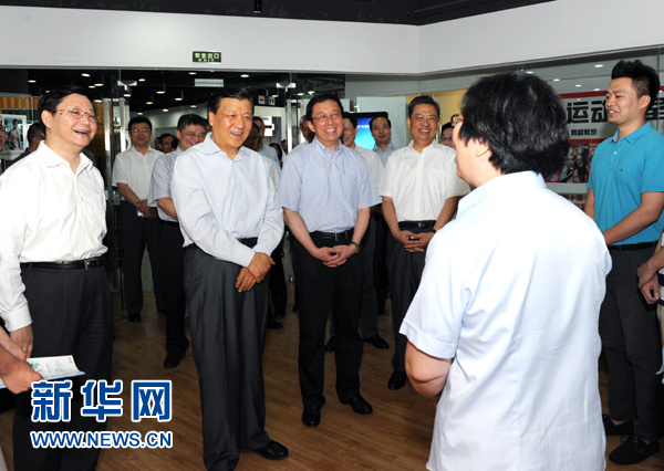 這是7月22日，劉云山在上海市靜安區(qū)就樓宇黨建工作進行調研。新華社記者 饒愛民 攝 
