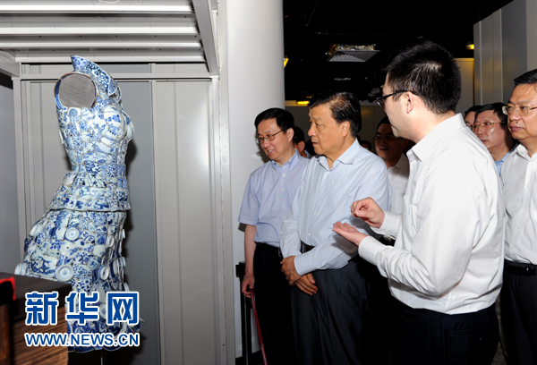 這是7月22日，劉云山在上海國家對外文化貿易基地調研。新華社記者 饒愛民 攝 
