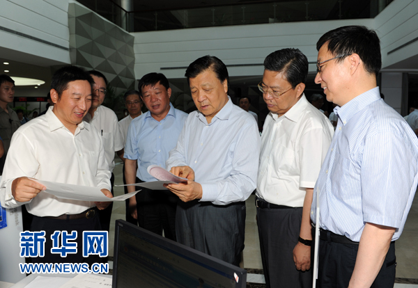  7月22日至23日，中共中央政治局常委、中央書記處書記劉云山在上海調研。這是7月22日，劉云山在中國（上海）自貿試驗區(qū)外高橋綜合服務大廳調研。新華社記者 饒愛民 攝 
