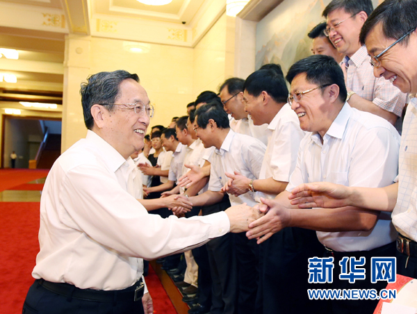 會(huì)前，俞正聲、張高麗接見援藏干部代表，向參加對(duì)口支援西藏工作的各地區(qū)各部門各單位和廣大援藏干部表示誠(chéng)摯問候。新華社記者 姚大偉 攝
