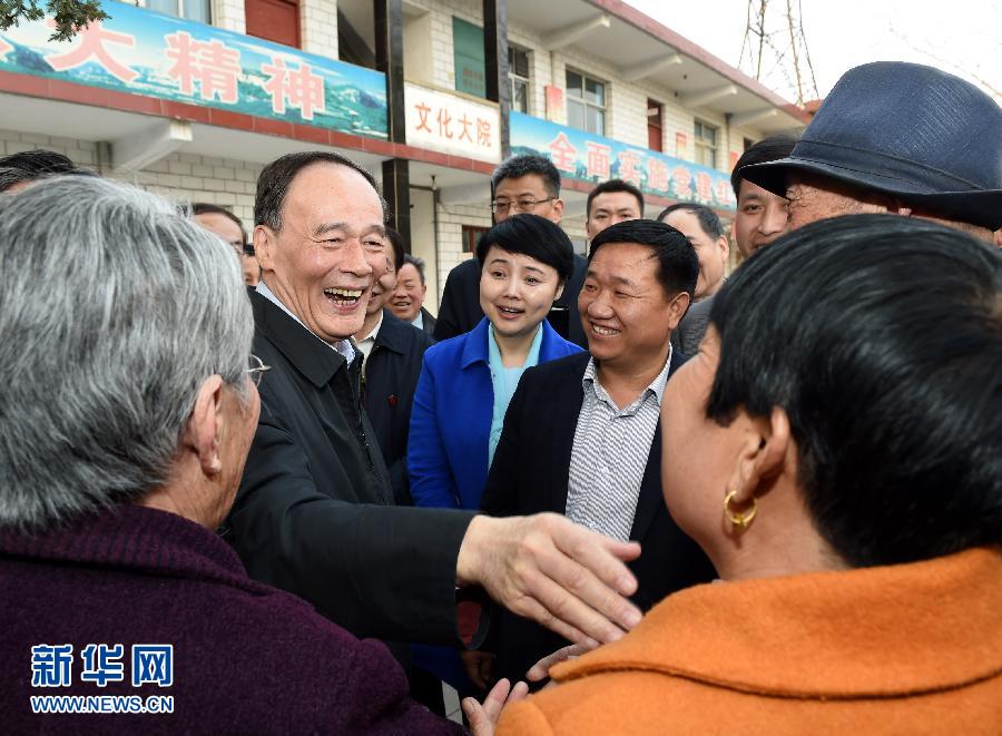 3月27日至28日，中共中央政治局常委、中央紀(jì)委書記王岐山到河南省調(diào)研，并主持召開座談會。這是3月27日王岐山在河南林州姚村鎮(zhèn)馮家口村同村民親切交談。 新華社記者 饒愛民 攝