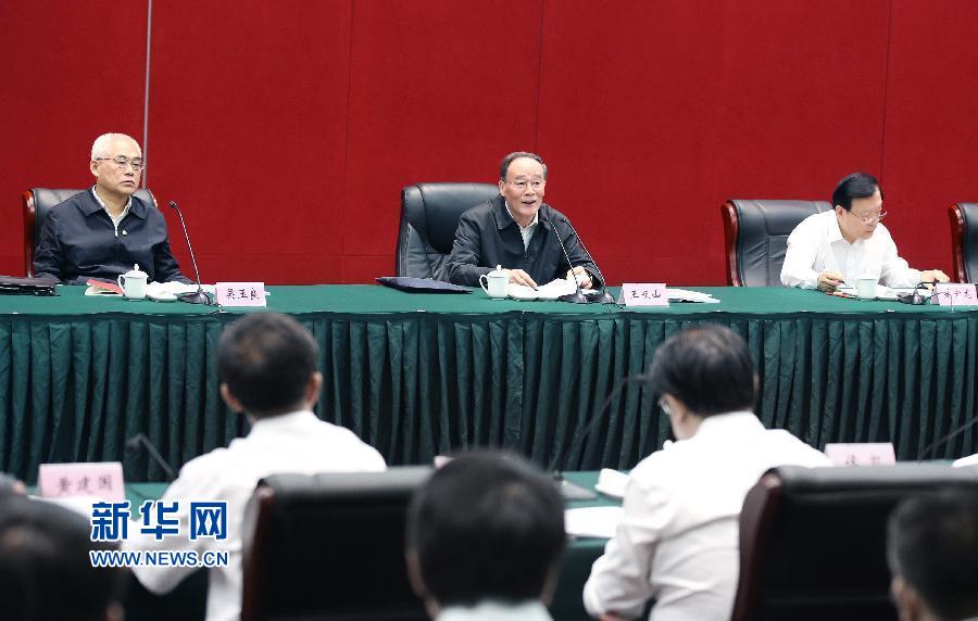 5月8日至10日，中共中央政治局常委、中央紀委書記王岐山到浙江省調(diào)研，并主持召開部分省區(qū)市紀委書記座談會。這是5月9日，王岐山在嘉興主持召開部分省區(qū)市紀委書記座談會。新華社記者 姚大偉 攝 