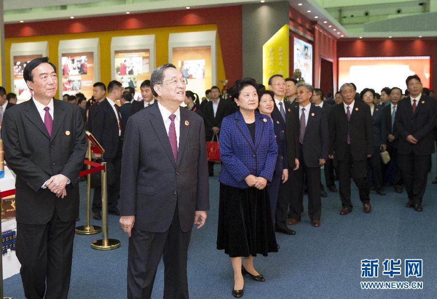 9月7日，中共中央政治局常委、全國(guó)政協(xié)主席、中央代表團(tuán)團(tuán)長(zhǎng)俞正聲率代表團(tuán)全體成員來(lái)到拉薩西藏會(huì)展中心，出席《圓夢(mèng)中國(guó)西藏華章——西藏自治區(qū)成立50年成就展》開(kāi)幕式并參觀展覽。 新華社記者 黃敬文 攝 
