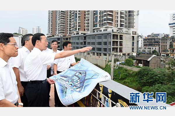 9月16日至18日，中共中央政治局常委、國(guó)務(wù)院副總理張高麗在廣西調(diào)研。這是9月16日，張高麗實(shí)地考察南寧水街棚戶(hù)區(qū)改造項(xiàng)目現(xiàn)場(chǎng)。 新華社記者張鐸攝 