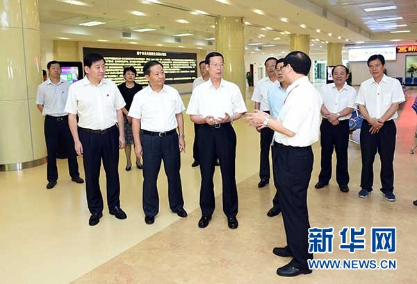 9月16日至18日，中共中央政治局常委、國(guó)務(wù)院副總理張高麗在廣西調(diào)研。這是9月17日，張高麗在南寧市公共資源交易中心對(duì)外服務(wù)大廳了解自治區(qū)簡(jiǎn)政放權(quán)有關(guān)工作。 新華社記者張鐸攝
