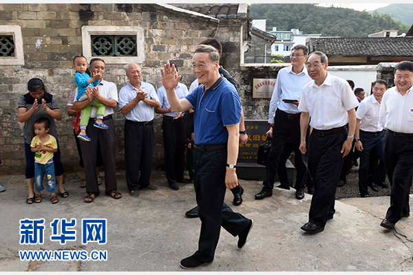 9月24日至26日，中共中央政治局常委、中央紀(jì)委書(shū)記王岐山在福建調(diào)研。這是9月24日，王岐山在連城縣紅四軍革命舊址參觀時(shí)，向附近的村民揮手致意。新華社記者張鐸攝