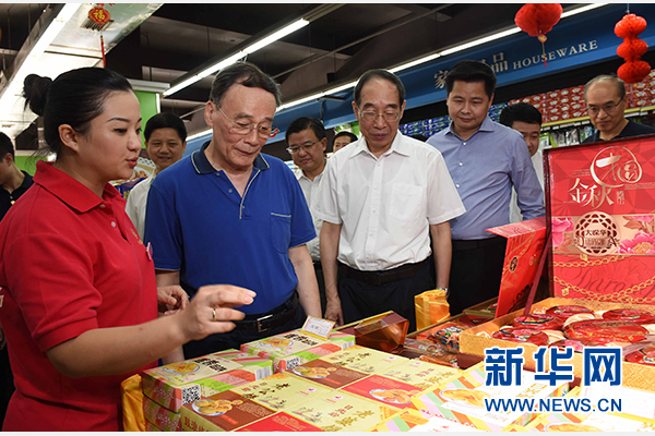 9月24日至26日，中共中央政治局常委、中央紀(jì)委書(shū)記王岐山在福建調(diào)研。這是9月24日，王岐山來(lái)到上杭縣古田鎮(zhèn)米蘭春天超市，調(diào)研“兩節(jié)”期間八項(xiàng)規(guī)定精神落實(shí)情況。新華社記者張鐸攝