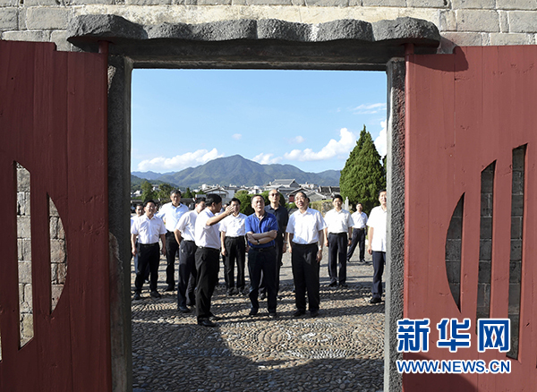 9月24日至26日，中共中央政治局常委、中央紀(jì)委書(shū)記王岐山在福建調(diào)研。這是9月24日，王岐山在上杭縣古田鎮(zhèn)參觀古田會(huì)議會(huì)址。新華社記者張鐸攝