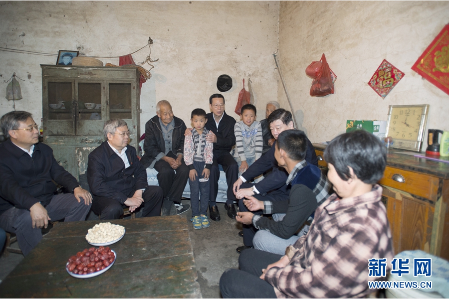 10月22日至23日，中共中央政治局常委、國(guó)務(wù)院副總理張高麗在山東調(diào)研扶貧工作情況。這是10月22日，張高麗在菏澤市巨野縣田莊鎮(zhèn)后屯村入戶看望生活困難村民。 新華社記者 王曄 攝