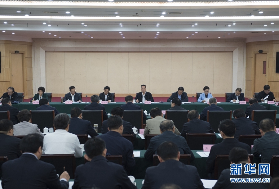 10月22日至23日，中共中央政治局常委、國(guó)務(wù)院副總理張高麗在山東調(diào)研扶貧工作情況。這是10月23日，張高麗在菏澤市主持召開扶貧工作座談會(huì)。 新華社記者 王曄 攝