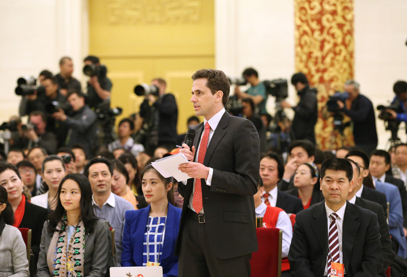 3月15日，國務(wù)院總理李克強在北京人民大會堂與中外記者見面，并回答記者提問。這是一位記者在提問。 新華社記者 劉衛(wèi)兵攝