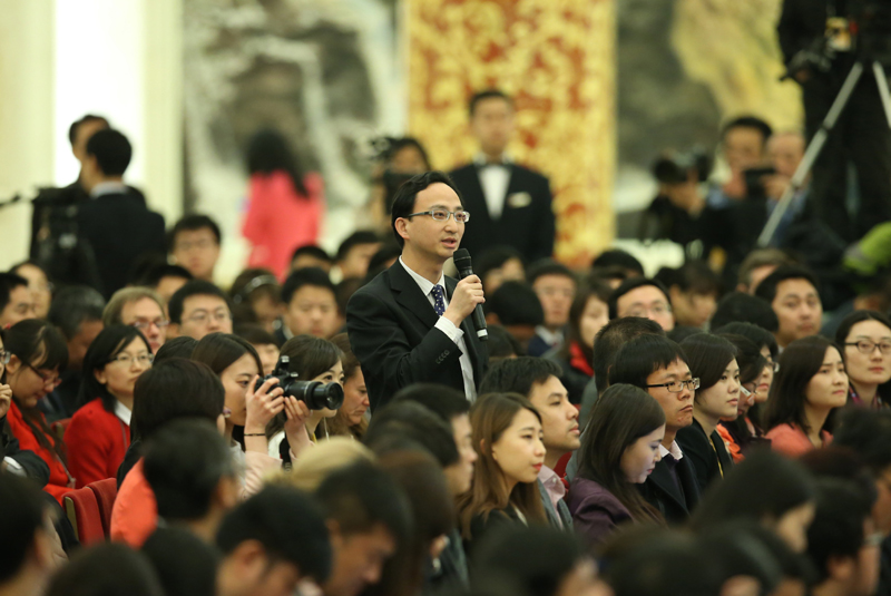 3月15日，國務(wù)院總理李克強在北京人民大會堂與中外記者見面，并回答記者提問。這是一位記者在提問。 新華社記者 龐興雷 攝