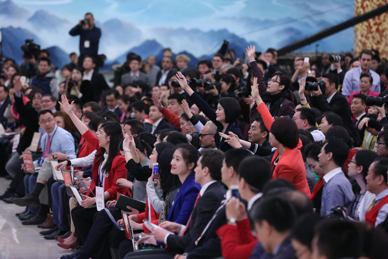3月15日，國務(wù)院總理李克強在北京人民大會堂與中外記者見面，并回答記者提問。這是記者舉手爭取提問機會。 新華社記者 才揚 攝