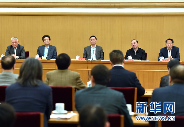 4月8日，中共中央政治局委員、中央書記處書記、中宣部部長劉奇葆在北京同講好中國故事專家學者、文化交流使者研討班學員座談。 新華社記者李濤 攝