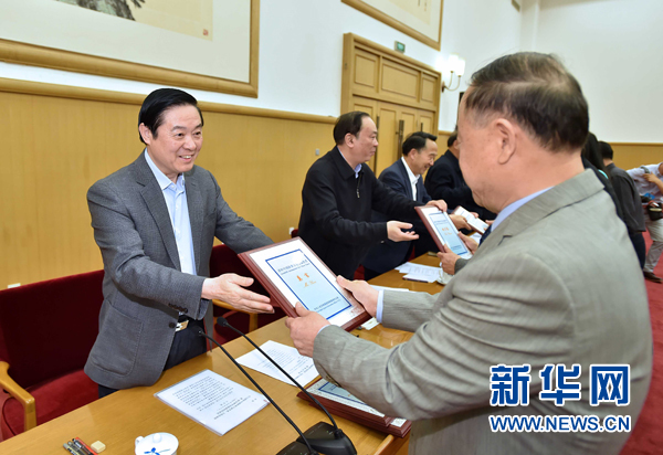 4月8日，中共中央政治局委員、中央書記處書記、中宣部部長劉奇葆在北京同講好中國故事專家學者、文化交流使者研討班學員座談。這是劉奇葆在座談會上向獲得講好中國故事文化交流使者稱號的代表頒發(fā)證書。新華社記者 李濤 攝